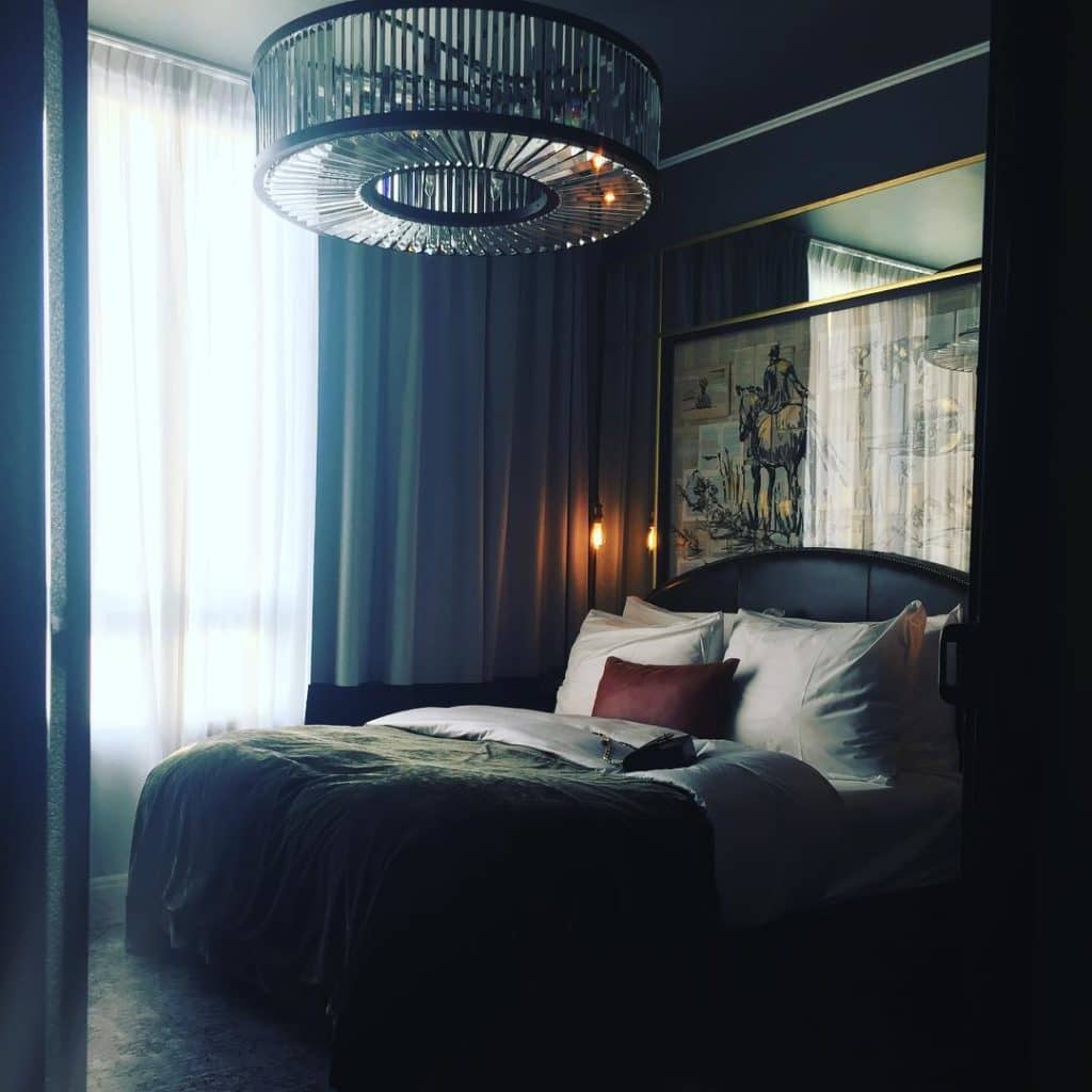 Sofort möchte ich jetzt wieder in dieses kuschelig weiche Bett zurück! Puh, die Folgen vom "the day after" lassen mich gerade schon während des Sandmännchens fast wegpennen. Ich bin raus, habt einen schönen Freitag ❤️ Danke ans @sirsavignyhotel für das wunderschöne Zimmer #goodnight #overandout @design_hotels #sirsavignyhotel #berlin #charlottenburg #travel #hotel #designhotel #annawolfers_de #blog #gq #mdj16 #reisen