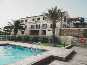 Carrossa Pool und Blick aufs Restaurant im Herrenhaus